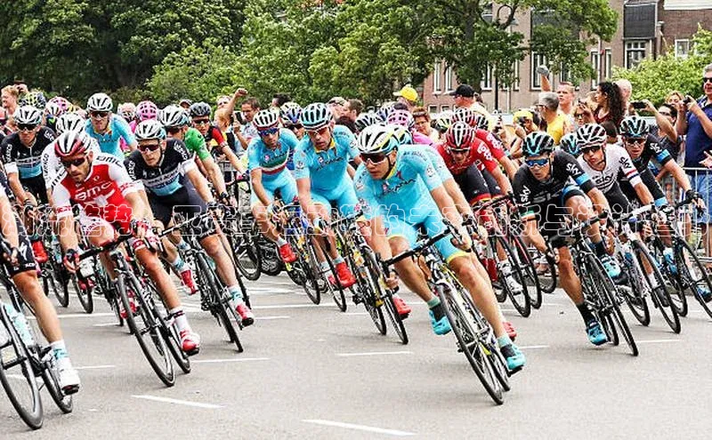 潮流趋势：亚赛事运动鞋的未来创新与设计趋势